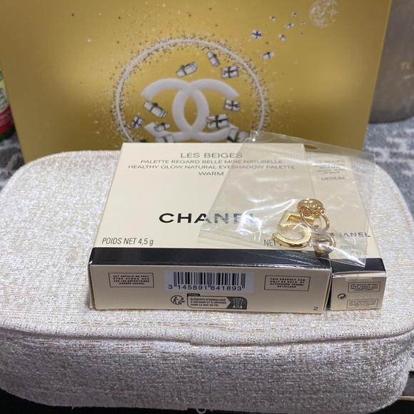 Chanel Beauty LIGHT THE WAY Makeup Set Holiday 2023- Chanel Charm - Picture 3 of 15